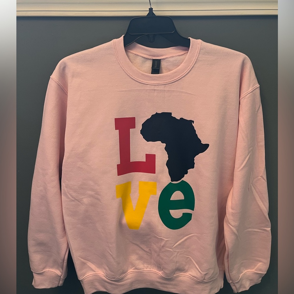 Gildan Pink Heavy Blend Sweatshirt. NWOT